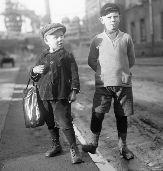 Zwei Kinder in einer Arbeitersiedlung. Foto: Erich Grisar / Stadtarchiv Dortmund